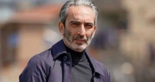 Türk oyunculuk dünyasında hem sahne performansları hem de kamera karşısındaki rolleriyle kendine özgü bir çizgi oluşturan Fırat Tanış, sanat hayatını yalnızca oyunculukla sınırlandırmayan isimlerden biridir. Tiyatro eğitimiyle başladığı meslek yolculuğunu sinema ve televizyon projeleriyle genişleten Tanış, aynı zamanda müzisyen ve besteci kimliğiyle de üretimlerini sürdürmüştür.