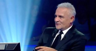 Türk sanat dünyasında iz bırakan isimler arasında yer alan Kenan Işık, yalnızca oyunculuğuyla değil; tiyatro yönetmenliği, oyun yazarlığı, gazetecilik ve televizyon sunuculuğuyla da dikkat çeken çok yönlü bir sanatçıydı. Sahne sanatlarına genç yaşlarda adım atan Işık, yıllar içerisinde hem tiyatro dünyasında önemli görevler üstlendi hem de televizyon sayesinde milyonlarca izleyicinin tanıdığı bir isim haline geldi.