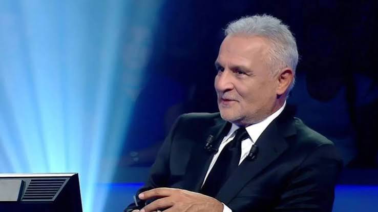 Türk sanat dünyasında iz bırakan isimler arasında yer alan Kenan Işık, yalnızca oyunculuğuyla değil; tiyatro yönetmenliği, oyun yazarlığı, gazetecilik ve televizyon sunuculuğuyla da dikkat çeken çok yönlü bir sanatçıydı. Sahne sanatlarına genç yaşlarda adım atan Işık, yıllar içerisinde hem tiyatro dünyasında önemli görevler üstlendi hem de televizyon sayesinde milyonlarca izleyicinin tanıdığı bir isim haline geldi.