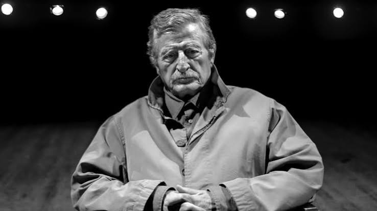 Türk tiyatrosunun hafızalara kazınan isimleri arasında yer alan Müşfik Kenter, yalnızca oyunculuğuyla değil; seslendirme çalışmaları, eğitmenliği ve tiyatro kurumlarının gelişimine yaptığı katkılarla da özel bir konuma sahiptir. Sahnedeki doğal oyunculuğu, güçlü sesi, etkileyici diksiyonu ve karakterlere kattığı derinlikle uzun yıllar boyunca sanatseverlerin beğenisini kazanan Kenter, Türkiye'de tiyatro denildiğinde akla gelen önemli sanatçılardan biri olmuştur.