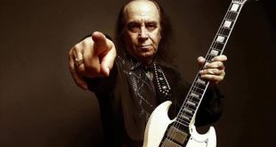 Türkiye'de rock müziğin kendine özgü bir kimlik kazanmasında önemli rol oynayan Erkin Koray, geleneksel Türk ezgilerini elektrikli gitarın güçlü sesiyle buluşturan öncü müzisyenlerden biridir. Yalnızca şarkıcı ve gitarist olarak değil, müziğin sınırlarını genişletmeye çalışan bir besteci ve yorumcu olarak da tanınan Koray, Anadolu rock akımının gelişimine yön veren isimler arasında yer alır.