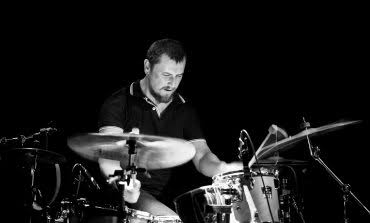 Türk rock müziğinin gelişiminde iz bırakan müzisyenlerden Engin Yörükoğlu, özellikle Moğollar grubunun bateristi olarak tanınan önemli sanatçılardan biridir. Anadolu’nun geleneksel müzik mirasını Batı müziğinin çağdaş yorumlarıyla bir araya getiren bu topluluğun kuruluşunda ve sonraki yıllardaki çalışmalarında yer alan Yörükoğlu, ritim konusundaki yeteneğiyle grubun karakteristik sesinin oluşmasına katkıda bulunmuştur.