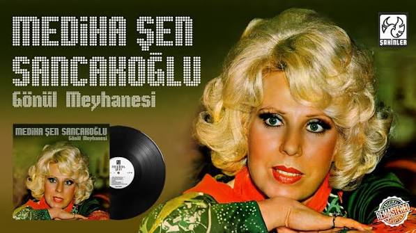 Türk sanat müziğinin köklü geleneği içerisinde hem yorumculuğuyla hem de bestecilik çalışmalarıyla öne çıkan isimlerden biri Mediha Şen Sancakoğlu'dur. Radyo yayınlarından plaklara, canlı sahne performanslarından beste yarışmalarına uzanan sanat yolculuğu, onun müzik dünyasında farklı alanlarda varlık gösterdiğini ortaya koyar. Geleneksel Türk musikisinin inceliklerini benimseyen sanatçı, zamanla kendi şiirlerini ve bestelerini üreterek yorumculuğunun ötesine geçen bir sanat kimliği geliştirmiştir.