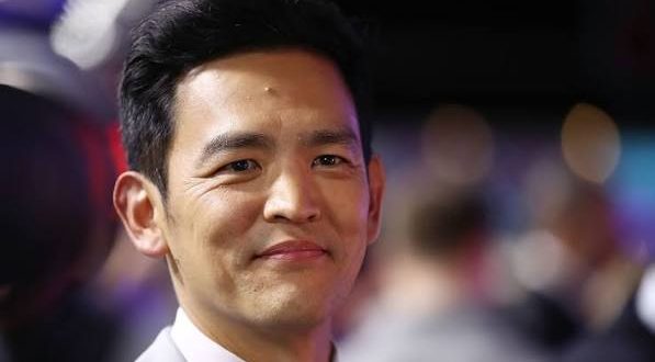 Hollywood'da uzun yıllar boyunca farklı türlerde yapımlara imza atan John Cho, komedi, bilim kurgu, dram ve gerilim arasında geçiş yapabilen çok yönlü oyunculardan biridir. Kariyerinin ilk döneminde küçük televizyon ve sinema rolleriyle ekran karşısına çıkan Cho, özellikle Harold & Kumar serisiyle geniş bir izleyici kitlesine ulaştı. Ardından Star Trek evreninde canlandırdığı Hikaru Sulu karakteri sayesinde uluslararası ölçekte daha fazla tanındı.