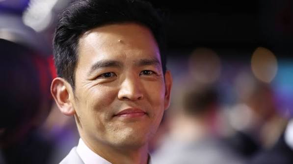 Hollywood'da uzun yıllar boyunca farklı türlerde yapımlara imza atan John Cho, komedi, bilim kurgu, dram ve gerilim arasında geçiş yapabilen çok yönlü oyunculardan biridir. Kariyerinin ilk döneminde küçük televizyon ve sinema rolleriyle ekran karşısına çıkan Cho, özellikle Harold & Kumar serisiyle geniş bir izleyici kitlesine ulaştı. Ardından Star Trek evreninde canlandırdığı Hikaru Sulu karakteri sayesinde uluslararası ölçekte daha fazla tanındı.
