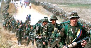 Kolombiya Devrimci Silahlı Güçleri, yaygın olarak kullanılan kısaltmasıyla FARC, Kolombiya'nın yakın tarihini şekillendiren en önemli silahlı hareketlerden biridir. On yıllar boyunca ülkenin kırsal bölgelerinde faaliyet gösteren örgüt, toprak mülkiyetindeki eşitsizlikler, siyasi temsil sorunları ve ekonomik adaletsizlikler üzerinden geliştirdiği söylemle ortaya çıkmıştır. Ancak zaman içerisinde yürüttüğü silahlı mücadele, sivillere yönelik saldırılar ve çeşitli suçlarla bağlantılı faaliyetleri nedeniyle ülkenin en tartışmalı aktörlerinden biri haline gelmiştir.