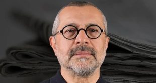 Türkiye’de gazetecilik, siyaset ve yakın tarih üzerine yürütülen tartışmalarda adı sıkça geçen Soner Yalçın, araştırma kitapları ve medya çalışmalarıyla tanınan gazeteci ve yazarlardan biridir. Meslek hayatı boyunca gazete bürolarında, televizyon kanallarında ve dijital yayın platformlarında görev alan Yalçın, özellikle siyasi olayların arka planını araştırmaya yönelik çalışmalarıyla dikkat çekmiştir. Yazılarında ve kitaplarında Türkiye’nin geçmişini, siyasi aktörlerin yaşamlarını, istihbarat kurumlarını ve toplumsal ilişkileri ele almıştır.