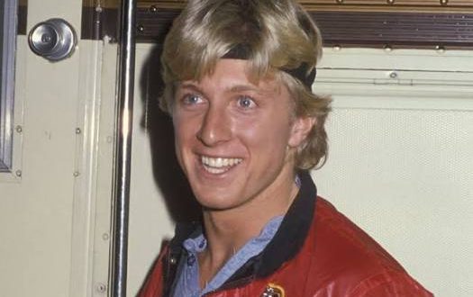 Hollywood'da bazı oyuncular vardır; kariyerlerinin belirli bir döneminde canlandırdıkları tek bir karakter, isimleriyle neredeyse tamamen özdeşleşir. William Zabka da bu oyunculardan biridir. 1980'lerin popüler gençlik sinemasında Johnny Lawrence karakteriyle tanınan Zabka, yıllar sonra aynı karakteri Cobra Kai dizisinde yeniden canlandırarak kariyerinde ikinci bir yükseliş yaşadı.