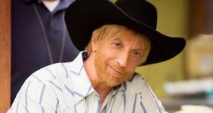 Amerikan komedi dünyasında kendine özgü bir yer edinmiş isimlerden biri olan Chris Elliott, alışılmışın dışında karakterleri, absürt mizahı ve güçlü doğaçlama yeteneğiyle tanınan oyuncu ve komedyenlerden biridir. Oyunculuğun yanı sıra senaristlik ve yazarlık da yapan Elliott, kariyeri boyunca hem televizyon programlarında hem sinema filmlerinde hem de kült komedi yapımlarında farklı kimliklere büründü.