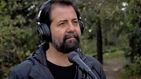 Türk rock müziğinin geçmişten günümüze uzanan yolculuğunda bazı isimler, yalnızca kendi üretimleriyle değil, temsil ettikleri müzikal gelenekle de öne çıkar. Emrah Karaca, hem Anadolu rock müziğinin efsanevi sanatçılarından Cem Karaca'nın oğlu olması hem de uzun yıllardır Moğollar grubunda solistlik yapması nedeniyle bu isimler arasında yer alır. Sanatçının kariyeri, aileden gelen müzikal birikimin profesyonel deneyimle nasıl birleşebileceğini gösteren örneklerden biridir.