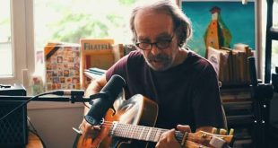 Türkiye'de rock müziğin kendine özgü bir kimlik kazanmasında rol oynayan sanatçılardan Taner Öngür, uzun yıllara yayılan kariyeri boyunca farklı müzik anlayışlarını bir araya getirmeyi başarmıştır. Bas gitarist, besteci ve müzisyen kimliğiyle tanınan Öngür, özellikle Moğollar grubuyla gerçekleştirdiği çalışmalar sayesinde Anadolu rock tarihinin önemli isimleri arasında yer alır. Ancak onun müzik yolculuğunu yalnızca bu grupla sınırlandırmak, sanatçının farklı dönemlerde ortaya koyduğu üretimleri ve yenilikçi arayışlarını gözden kaçırmak anlamına gelir.