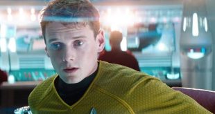 Hollywood'da bazı oyuncular uzun yıllar boyunca yüzlerce yapımda yer alarak kalıcı hale gelirken, bazıları ise kısa bir kariyere rağmen izleyicilerin hafızasında güçlü bir yer edinir. Anton Yelchin, ikinci gruba dahil olan oyunculardan biridir. Çocuk yaşta kamera karşısına geçen Yelchin, farklı türlerdeki yapımlarda gösterdiği performanslarla dikkat çekti ve özellikle Star Trek serisindeki Pavel Chekov rolü sayesinde dünya çapında tanındı.