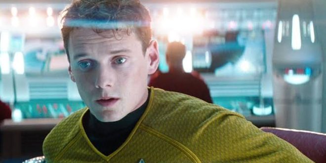 Hollywood'da bazı oyuncular uzun yıllar boyunca yüzlerce yapımda yer alarak kalıcı hale gelirken, bazıları ise kısa bir kariyere rağmen izleyicilerin hafızasında güçlü bir yer edinir. Anton Yelchin, ikinci gruba dahil olan oyunculardan biridir. Çocuk yaşta kamera karşısına geçen Yelchin, farklı türlerdeki yapımlarda gösterdiği performanslarla dikkat çekti ve özellikle Star Trek serisindeki Pavel Chekov rolü sayesinde dünya çapında tanındı.
