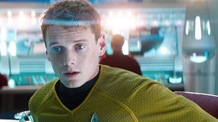 Hollywood'da bazı oyuncular uzun yıllar boyunca yüzlerce yapımda yer alarak kalıcı hale gelirken, bazıları ise kısa bir kariyere rağmen izleyicilerin hafızasında güçlü bir yer edinir. Anton Yelchin, ikinci gruba dahil olan oyunculardan biridir. Çocuk yaşta kamera karşısına geçen Yelchin, farklı türlerdeki yapımlarda gösterdiği performanslarla dikkat çekti ve özellikle Star Trek serisindeki Pavel Chekov rolü sayesinde dünya çapında tanındı.