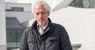 Alman edebiyatının tarih ve polisiye türlerini buluşturan yazarlarından Christian von Ditfurth, geçmişin siyasi çatışmalarını, toplumsal kırılmalarını ve güç mücadelelerini romanlarının merkezine yerleştiren bir yazardır. Tarihçi kimliğiyle edindiği birikimi kurmaca eserlerine taşıyan Ditfurth, okuyucularına yalnızca gizemli olayları çözmeye dayanan hikâyeler sunmaz; aynı zamanda tarihin farklı koşullarda nasıl şekillenebileceğini ve siyasi kararların toplumlar üzerindeki etkilerini de düşündürür.