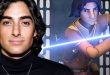 Sinema ve televizyon dünyasında farklı projelerde yer alarak adını duyuran Eman Esfandi, özellikle Star Wars evreninin önemli karakterlerinden Ezra Bridger'ı canlandırmasıyla geniş kitlelerin dikkatini çekmiştir. Disney+ platformunda yayımlanan Ahsoka dizisiyle uluslararası tanınırlığını artıran Amerikalı oyuncu, kariyerine bağımsız filmlerle başlamış ve zaman içerisinde büyük yapımların kadrosuna katılmıştır.