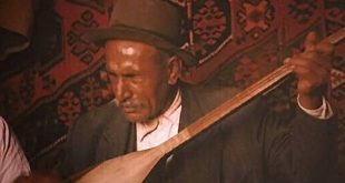 Anadolu'nun kültürel hafızasında derin izler bırakan Âşık Veysel, şiiri ve müziği aynı potada buluşturan, insanın yaşam karşısındaki duruşunu sazıyla anlatan büyük bir halk ozanıdır. Onun eserlerinde yalnızca aşkın, ayrılığın ve özlemin izleri değil; doğanın döngüsü, insanın dünyadaki yolculuğu, dostluğun değeri ve ölüm gerçeği de kendine yer bulur. Sade Türkçeyle dile getirdiği düşünceler, yıllar geçmesine rağmen dinleyiciler üzerindeki etkisini korur.