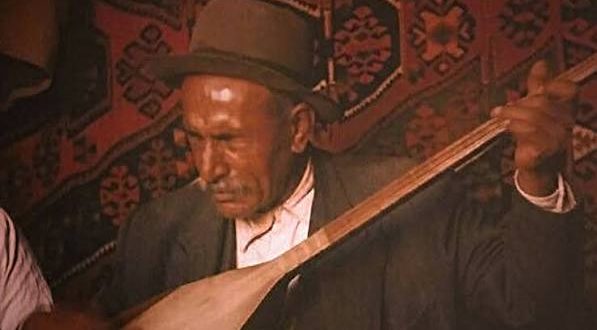 Anadolu'nun kültürel hafızasında derin izler bırakan Âşık Veysel, şiiri ve müziği aynı potada buluşturan, insanın yaşam karşısındaki duruşunu sazıyla anlatan büyük bir halk ozanıdır. Onun eserlerinde yalnızca aşkın, ayrılığın ve özlemin izleri değil; doğanın döngüsü, insanın dünyadaki yolculuğu, dostluğun değeri ve ölüm gerçeği de kendine yer bulur. Sade Türkçeyle dile getirdiği düşünceler, yıllar geçmesine rağmen dinleyiciler üzerindeki etkisini korur.