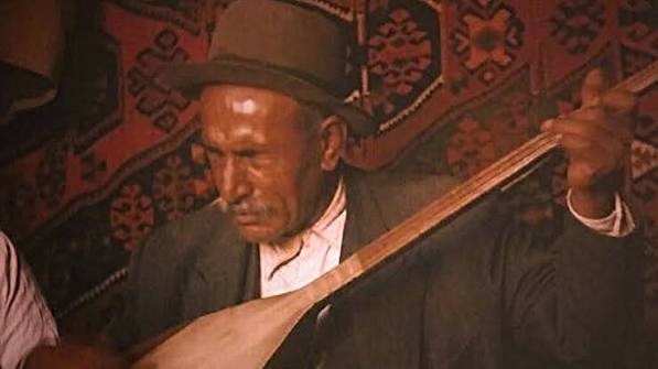 Anadolu'nun kültürel hafızasında derin izler bırakan Âşık Veysel, şiiri ve müziği aynı potada buluşturan, insanın yaşam karşısındaki duruşunu sazıyla anlatan büyük bir halk ozanıdır. Onun eserlerinde yalnızca aşkın, ayrılığın ve özlemin izleri değil; doğanın döngüsü, insanın dünyadaki yolculuğu, dostluğun değeri ve ölüm gerçeği de kendine yer bulur. Sade Türkçeyle dile getirdiği düşünceler, yıllar geçmesine rağmen dinleyiciler üzerindeki etkisini korur.
