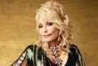 Amerikan country müziğinin en tanınmış isimlerinden biri olan Dolly Parton, yalnızca güçlü sesi ve unutulmaz şarkılarıyla değil, aynı zamanda besteciliği, oyunculuğu, girişimciliği ve hayırsever çalışmalarıyla da dünya çapında tanınan bir sanatçıdır. Country müziğin sınırlarını aşarak popüler kültürün önemli figürlerinden birine dönüşen Parton, onlarca yıla yayılan kariyerinde kendine özgü bir müzik dili ve sahne kimliği oluşturmayı başarmıştır.
