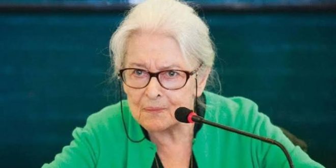 Felsefeyi yalnızca akademik bir disiplin olarak değil, insanın dünyayı ve kendisini anlamlandırma çabası olarak ele alan İoanna Kuçuradi, Türkiye'de çağdaş felsefe düşüncesinin en önemli isimleri arasında yer aldı. Etik, değerler, insan hakları, insan onuru ve felsefi değerlendirme gibi konular üzerinde yoğunlaşan Kuçuradi, uzun akademik yaşamı boyunca hem Türkiye'de hem de uluslararası platformlarda etkili çalışmalar gerçekleştirdi.