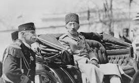 Osmanlı İmparatorluğu’nun son dönemine damga vuran isimlerden biri olan Sultan Vahdettin, devletin tarih sahnesinden çekildiği yıllarda tahtta bulunan hükümdardır. Asıl adı Mehmet Vahdettin olan Sultan VI. Mehmed, 1918 yılında başlayan saltanatı boyunca savaşın sonuçları, yabancı devletlerin baskısı, Anadolu’daki bağımsızlık hareketi ve yönetim krizleriyle karşı karşıya kalmıştır. Onun hükümdarlığı, yalnızca Osmanlı hanedanının son yıllarını değil, Türkiye’nin yeni bir siyasi düzene geçişini de kapsar.