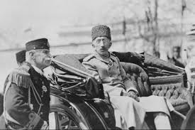Osmanlı İmparatorluğu’nun son dönemine damga vuran isimlerden biri olan Sultan Vahdettin, devletin tarih sahnesinden çekildiği yıllarda tahtta bulunan hükümdardır. Asıl adı Mehmet Vahdettin olan Sultan VI. Mehmed, 1918 yılında başlayan saltanatı boyunca savaşın sonuçları, yabancı devletlerin baskısı, Anadolu’daki bağımsızlık hareketi ve yönetim krizleriyle karşı karşıya kalmıştır. Onun hükümdarlığı, yalnızca Osmanlı hanedanının son yıllarını değil, Türkiye’nin yeni bir siyasi düzene geçişini de kapsar.