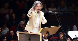 Türk müziğinde klasik eğitimle çağdaş yorum anlayışını bir araya getiren sanatçılardan biri olan Timur Selçuk, besteci, piyanist, şarkıcı, orkestra şefi ve eğitimci kimlikleriyle tanınır. Müziğe küçük yaşlarda başlayan sanatçı, yıllar içinde yalnızca sevilen şarkılara imza atmakla kalmamış, şiirin müzikle buluşmasına, tiyatro ve sinema müziklerinin gelişimine ve genç müzisyenlerin yetişmesine de katkıda bulunmuştur. Kendine özgü piyano kullanımı, güçlü melodileri ve sözlerin anlamını ön plana çıkaran yorumuyla Türk müzik tarihinde ayrıcalıklı bir yer edinmiştir.
