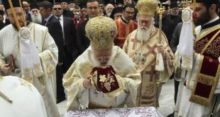 Hristiyan dünyasında yüzyıllar boyunca devam eden ayrılıkların azaltılması, farklı kilise geleneklerinin birbirini daha iyi tanıması ve ortak bir iletişim zemini oluşturulması amacıyla çeşitli girişimler gerçekleştirilmiştir. Bu girişimler arasında yer alan Pro Oriente Vakfı, özellikle Katolik Kilisesi ile Doğu Hristiyan kiliseleri arasındaki ilişkileri geliştirmeye odaklanan uluslararası bir kuruluştur. Avusturya'nın başkenti Viyana'da kurulan kuruluş, teolojik tartışmaların bilimsel yöntemlerle ele alınmasını ve dinî topluluklar arasında karşılıklı güven oluşturulmasını desteklemektedir.
