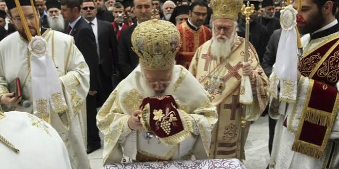 Hristiyan dünyasında yüzyıllar boyunca devam eden ayrılıkların azaltılması, farklı kilise geleneklerinin birbirini daha iyi tanıması ve ortak bir iletişim zemini oluşturulması amacıyla çeşitli girişimler gerçekleştirilmiştir. Bu girişimler arasında yer alan Pro Oriente Vakfı, özellikle Katolik Kilisesi ile Doğu Hristiyan kiliseleri arasındaki ilişkileri geliştirmeye odaklanan uluslararası bir kuruluştur. Avusturya'nın başkenti Viyana'da kurulan kuruluş, teolojik tartışmaların bilimsel yöntemlerle ele alınmasını ve dinî topluluklar arasında karşılıklı güven oluşturulmasını desteklemektedir.