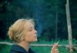 Sovyet sinemasının en özgün yönetmenlerinden Andrei Tarkovsky tarafından yönetilen Ayna (Zerkalo), sinema tarihinin anlatım biçimleriyle sınırları zorlayan yapıtları arasında yer alır. 1975 yılında çekilen film, geleneksel olay örgüsüne dayanan bir biyografi ya da klasik bir dram olmaktan çok, insan belleğinin işleyişini sinemanın diliyle yeniden kuran deneysel bir anlatıdır. Çocukluk anıları, aile ilişkileri, kişisel pişmanlıklar, tarihsel olaylar ve şiirsel imgeler, birbirinden kesin çizgilerle ayrılmayan bir bütün içinde buluşur.