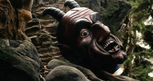 1994 yılında izleyiciyle buluşan Faust, edebiyat tarihinin en eski ve etkili anlatılarından birini alışılmış sinema kalıplarının dışına çıkaran sıra dışı bir yapımdır. Çek yönetmen Jan Švankmajer'in yazıp yönettiği film, insanın sınırsız bilgiye ulaşma arzusunu, güç tutkusunu ve kendi seçimleri üzerindeki hâkimiyetini sorgularken karanlık bir atmosferle absürt mizahı bir araya getirir.