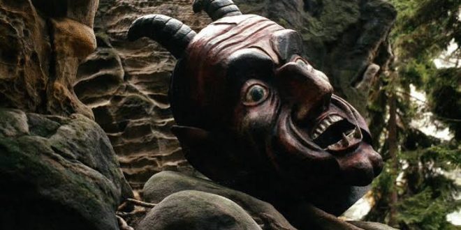 1994 yılında izleyiciyle buluşan Faust, edebiyat tarihinin en eski ve etkili anlatılarından birini alışılmış sinema kalıplarının dışına çıkaran sıra dışı bir yapımdır. Çek yönetmen Jan Švankmajer'in yazıp yönettiği film, insanın sınırsız bilgiye ulaşma arzusunu, güç tutkusunu ve kendi seçimleri üzerindeki hâkimiyetini sorgularken karanlık bir atmosferle absürt mizahı bir araya getirir.