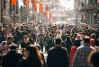 Sosyal çürüme, bir toplumda bireyleri bir arada tutan ahlaki değerlerin, toplumsal sorumluluk anlayışının, güven duygusunun ve ortak yaşam kurallarının zaman içerisinde zayıflamasıyla ortaya çıkan çok boyutlu bir sorundur. İnsanların birbirlerine karşı duyarlılıklarını kaybetmesi, adalet duygusunun zarar görmesi, bencilliğin yaygınlaşması ve toplumsal dayanışmanın azalması bu kavramın temel göstergeleri arasında yer alır.
