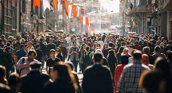 Sosyal çürüme, bir toplumda bireyleri bir arada tutan ahlaki değerlerin, toplumsal sorumluluk anlayışının, güven duygusunun ve ortak yaşam kurallarının zaman içerisinde zayıflamasıyla ortaya çıkan çok boyutlu bir sorundur. İnsanların birbirlerine karşı duyarlılıklarını kaybetmesi, adalet duygusunun zarar görmesi, bencilliğin yaygınlaşması ve toplumsal dayanışmanın azalması bu kavramın temel göstergeleri arasında yer alır.