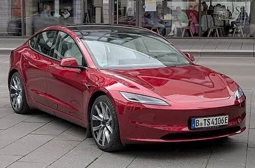 Otomotiv endüstrisi, son yıllarda elektrikli motorların yaygınlaşması, batarya teknolojilerindeki ilerlemeler ve yapay zekâ destekli sistemlerin gelişmesiyle büyük bir değişim yaşıyor. Bu dönüşümün merkezinde yer alan şirketlerden biri de ABD merkezli Tesla, Inc.'tir. Elektrikli otomobillerle tanınan Tesla, faaliyetlerini yalnızca araç üretimiyle sınırlamayan; enerji depolama, güneş enerjisi, şarj altyapısı ve yazılım teknolojilerine de yatırım yapan uluslararası bir şirkettir.