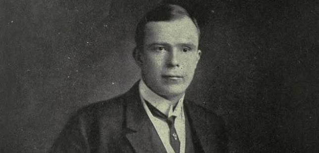 William Morgan Shuster, hukuk, kamu yönetimi, maliye ve yayıncılık alanlarında çalışmış Amerikalı bir devlet görevlisidir. 20. yüzyılın başlarında Filipinler'de Kamu Eğitimi Bakanlığı görevini üstlenmesi ve ardından İran'ın mali sistemini yeniden yapılandırmak amacıyla yürütülen çalışmalara katılması, onu farklı ülkelerin tarihinde iz bırakmış isimlerden biri hâline getirmiştir. Shuster'ın kariyeri, yalnızca bürokratik görevlerden oluşmaz; aynı zamanda devletlerin ekonomik bağımsızlık arayışlarını, uluslararası rekabeti ve siyasi kararların uygulanmasında karşılaşılan güçlükleri de yansıtır.