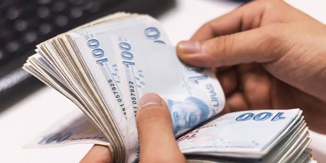 Ekonominin günlük yaşam üzerindeki etkisini anlamak için para kavramını yalnızca alışverişte kullanılan bir araç olarak görmek yeterli değildir. Para; fiyatların oluşumundan faiz oranlarına, tüketim kararlarından yatırımlara, enflasyondan ekonomik büyümeye kadar çok sayıda sürecin merkezinde yer alır. Para teorisi ise paranın ekonomideki işlevlerini, miktarındaki değişimlerin ekonomik faaliyet üzerindeki etkilerini ve para ile fiyatlar arasındaki ilişkileri açıklamaya çalışan iktisat dalıdır.