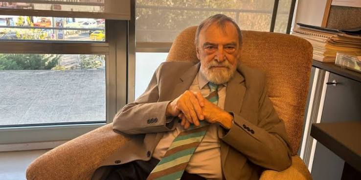 Türkiye’nin düşünce, edebiyat ve kültür dünyasında uzun yıllardır etkili olan Murat Belge, akademisyen kimliğinin yanı sıra yazar, çevirmen ve edebiyat eleştirmeni olarak da tanınır. Çalışmalarında tarih, siyaset, edebiyat ve toplumsal yaşam arasındaki bağlantılara odaklanan Belge, Türkiye’nin modernleşme sürecini ve kültürel dönüşümünü farklı açılardan değerlendiren isimler arasında yer alır. Geniş bir konu yelpazesinde üretim yapan yazar, akademik araştırmalarını gazete yazıları, denemeler ve kitaplarla birleştirerek düşüncelerini farklı okur kesimlerine ulaştırmıştır.