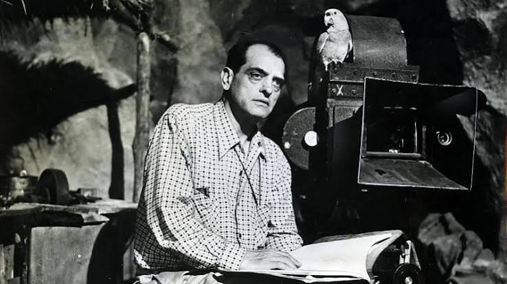 Luis Buñuel, sinema sanatının geleneksel anlatım kurallarını sorgulayan, gerçeküstücü yaklaşımıyla dünya sinemasını etkileyen ve toplumsal eleştiriyi özgün bir görsel dille birleştiren yönetmenlerden biridir. İspanya'da başlayan yaşamı, Fransa ve Meksika gibi farklı ülkelerde devam eden sanat yolculuğuyla uluslararası bir nitelik kazanmıştır. 20. yüzyıl sinemasının en ayırt edici isimleri arasında gösterilen Buñuel, filmlerinde insanın bastırılmış arzularını, dini inançlarını, sınıfsal ayrıcalıklarını ve ahlaki çelişkilerini ele almıştır.
