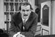 İngiliz mizahının dünya çapında tanınmasında önemli pay sahibi olan John Cleese, oyunculuk yeteneği, yaratıcı senaryoları ve kendine özgü komedi anlayışıyla uzun yıllardır sanat dünyasında varlığını sürdüren çok yönlü bir sanatçıdır. Televizyon programlarından sinema filmlerine, sahne gösterilerinden kitaplara uzanan kariyeri boyunca yalnızca izleyicileri güldürmekle kalmamış, aynı zamanda toplumsal alışkanlıkları ve insan davranışlarındaki çelişkileri de mizahın konusu hâline getirmiştir.