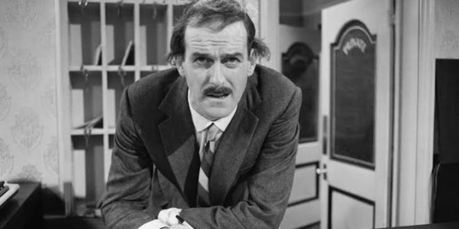 İngiliz mizahının dünya çapında tanınmasında önemli pay sahibi olan John Cleese, oyunculuk yeteneği, yaratıcı senaryoları ve kendine özgü komedi anlayışıyla uzun yıllardır sanat dünyasında varlığını sürdüren çok yönlü bir sanatçıdır. Televizyon programlarından sinema filmlerine, sahne gösterilerinden kitaplara uzanan kariyeri boyunca yalnızca izleyicileri güldürmekle kalmamış, aynı zamanda toplumsal alışkanlıkları ve insan davranışlarındaki çelişkileri de mizahın konusu hâline getirmiştir.