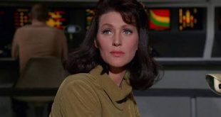 Bilim kurgu denildiğinde akla gelen en önemli televizyon markalarından biri olan Star Trek, onlarca yıl boyunca yalnızca kaptanları, mürettebatı ve uzay maceralarıyla değil, perde arkasında bu evrenin gelişmesine katkı sağlayan sanatçılarla da büyüdü. Bu isimlerden biri olan Majel Barrett, oyunculuk kariyerini yapımcılık ve seslendirme çalışmalarıyla birleştirerek Star Trek tarihinin en uzun soluklu figürlerinden biri haline geldi.