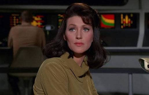 Bilim kurgu denildiğinde akla gelen en önemli televizyon markalarından biri olan Star Trek, onlarca yıl boyunca yalnızca kaptanları, mürettebatı ve uzay maceralarıyla değil, perde arkasında bu evrenin gelişmesine katkı sağlayan sanatçılarla da büyüdü. Bu isimlerden biri olan Majel Barrett, oyunculuk kariyerini yapımcılık ve seslendirme çalışmalarıyla birleştirerek Star Trek tarihinin en uzun soluklu figürlerinden biri haline geldi.