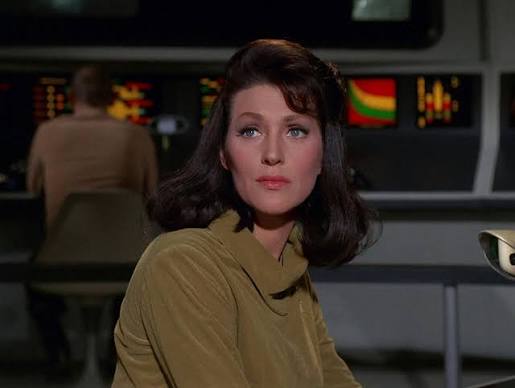 Bilim kurgu denildiğinde akla gelen en önemli televizyon markalarından biri olan Star Trek, onlarca yıl boyunca yalnızca kaptanları, mürettebatı ve uzay maceralarıyla değil, perde arkasında bu evrenin gelişmesine katkı sağlayan sanatçılarla da büyüdü. Bu isimlerden biri olan Majel Barrett, oyunculuk kariyerini yapımcılık ve seslendirme çalışmalarıyla birleştirerek Star Trek tarihinin en uzun soluklu figürlerinden biri haline geldi.