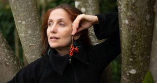 Hazal Selçuk, müzik, tiyatro ve hareket sanatları alanlarında çalışmalar gerçekleştiren, farklı disiplinleri bir araya getiren Türk sanatçılardan biridir. Türk müziğinin önemli bestecilerinden Timur Selçuk'un kızı ve usta sanatçı Münir Nurettin Selçuk'un torunu olan Hazal Selçuk, sanatla iç içe bir aile ortamında yetişmiştir. Küçük yaşlardan itibaren müzikle tanışan sanatçı, zaman içerisinde yalnızca şarkıcılık alanında değil, oyunculuk, sahne performansı ve yaratıcı sanatlar alanlarında da kendisini geliştirmiştir.