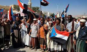 Yemen'de uzun yıllardır devam eden siyasi kriz, yalnızca merkezi yönetim ile Husiler arasındaki çatışmalardan oluşmuyor. Ülkenin güneyinde bağımsızlık isteyen hareketler, yerel güç mücadeleleri ve bölgesel aktörlerin rekabeti de ülkenin geleceğini belirleyen önemli unsurlar arasında bulunuyor. Bu dinamiklerin merkezinde yer alan Güney Geçiş Konseyi, güney Yemen'in ayrı bir siyasi kimliğe sahip olması gerektiğini savunan ve geçmişte önemli askerî bölgeleri kontrol eden bir oluşum olarak dikkat çekiyor.