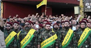 Lübnan’ın yakın tarihini ve Orta Doğu’daki güç mücadelelerini anlamak için incelenmesi gereken en önemli aktörlerden biri Hizbullah’tır. Arapçada “Allah’ın Partisi” anlamına gelen bu hareket, Şii İslamcı bir siyasi parti olmasının yanı sıra kendisine bağlı silahlı yapılanması, toplumsal hizmet ağı ve bölgesel ittifaklarıyla da tanınır. 1980’li yıllarda Lübnan’da yaşanan savaşların ve İsrail’in askerî müdahalelerinin etkisiyle ortaya çıkan Hizbullah, zaman içerisinde ülkenin siyasi düzenini ve güvenlik politikalarını etkileyebilecek ölçüde güç kazanmıştır.