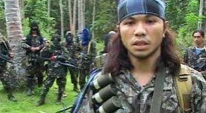 Filipinler'in güneyinde uzun yıllardır devam eden siyasi ve toplumsal çatışmalar, bölgede farklı silahlı hareketlerin ortaya çıkmasına zemin hazırlamıştır. Bu hareketler arasında yer alan Ebu Seyyaf, radikal İslamcı görüşleri, sivillere yönelik saldırıları ve fidye amacıyla gerçekleştirdiği adam kaçırma eylemleriyle uluslararası alanda tanınan örgütlerden biridir. Özellikle Basilan ve Jolo adaları çevresinde etkinlik gösteren yapılanma, Filipinler'in güvenlik politikalarında uzun süre önemli bir sorun olarak değerlendirilmiştir.