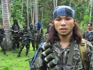 Filipinler'in güneyinde uzun yıllardır devam eden siyasi ve toplumsal çatışmalar, bölgede farklı silahlı hareketlerin ortaya çıkmasına zemin hazırlamıştır. Bu hareketler arasında yer alan Ebu Seyyaf, radikal İslamcı görüşleri, sivillere yönelik saldırıları ve fidye amacıyla gerçekleştirdiği adam kaçırma eylemleriyle uluslararası alanda tanınan örgütlerden biridir. Özellikle Basilan ve Jolo adaları çevresinde etkinlik gösteren yapılanma, Filipinler'in güvenlik politikalarında uzun süre önemli bir sorun olarak değerlendirilmiştir.